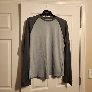 Under Armour men's size large raglan long sleeve shirt